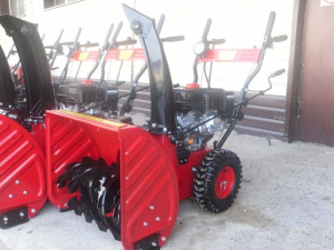 Снегоуборщики в Челябинске: мощность до 7 л. с., фару и подогрев ручек, доставка. Бензиновые снегоуборщики в Челябинске — от 34 900 руб., гарантия 2 года, доставка. Снегоуборщики для частного дома в Челябинске: ширина 45 см, цена от 24 900 руб., доставка.